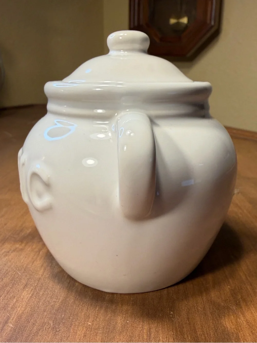 White Ceramic Garlic Keeper with Lid, Aeration Holes & Handles 4.5